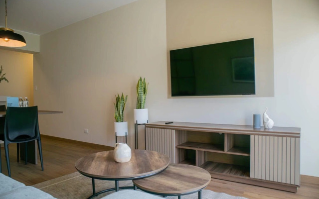w Striking 1BR w Perfect Balcony Near Kennedy Park