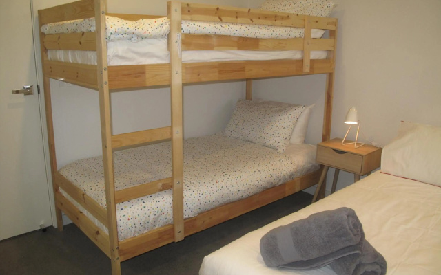 Modern 3 Bedroom Apt With FREE Parking, Netflix, Wifi & Welcome Wine by BnB Pro – Guest Rooms – Melbourne