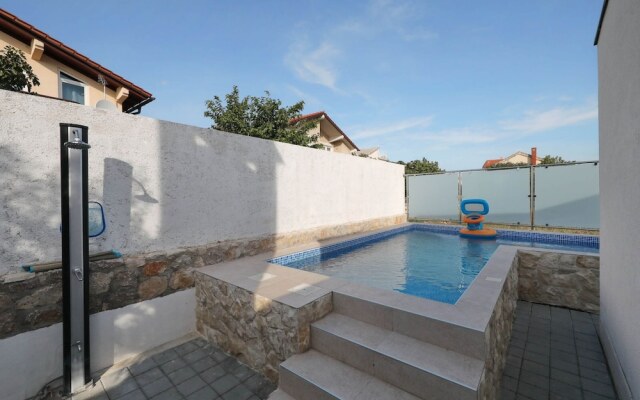 Modern Apartment With Private Pool in Maslenica