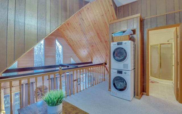 Family-friendly Cabin w/ Fire Pit in Pocono Lake!