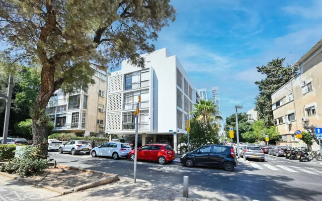Pretty 2BR in Ben Gurion Blvd by HolyGuest