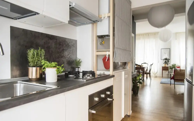 Sweet Flat near Metro Stop