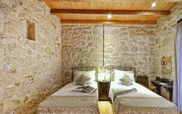 Stunning 8-bed Villa in Marmaro With Amazing View