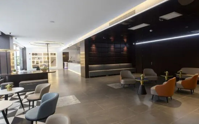 Homeinn Plus Hotel (Xishuangbanna Jinghong Peacock Lake Tropical Flower Garden)