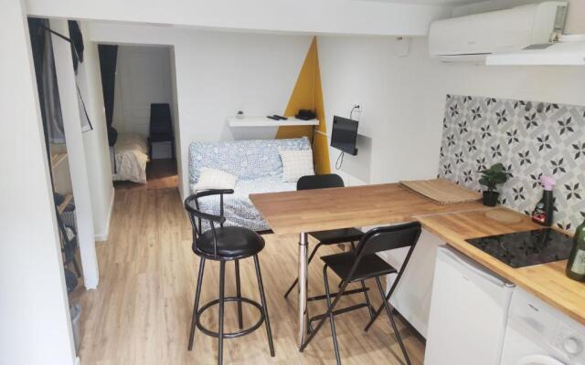 SUPERBE Studio avec coin nuit TOUT EQUIPE !