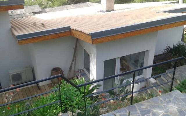 Spacious Villa in Toulon with Private Pool