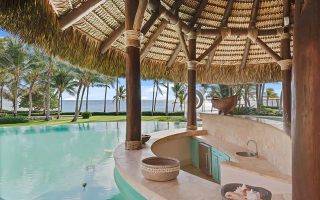 Dazzling Beachfront Villa With Swim-up Bar