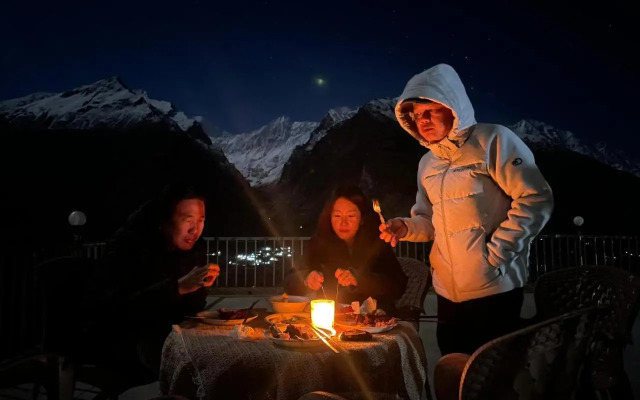 Hunza Lounge