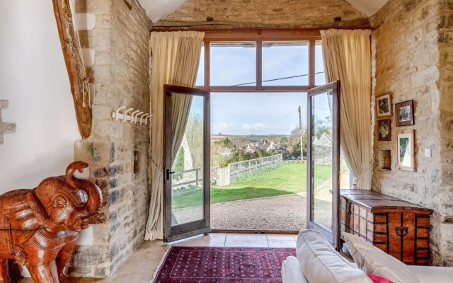 Classical Cotswolds Barn Conversion by Nature Rese
