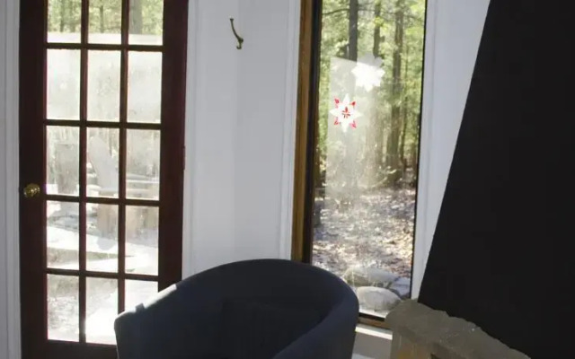 Art Cabin in the Woods