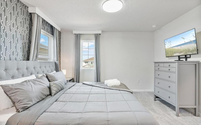 Luxury 5BR w/ Private Pool Windsor