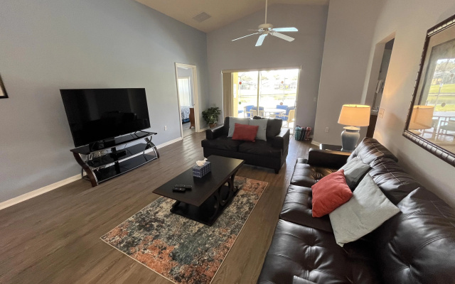 Cosy 4 Bed Villa Overlooking A Lake
