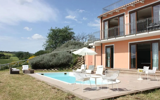 Villa Diana, Marche - intera struttura con piscina
