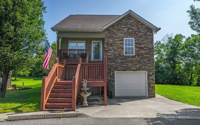 Bradley Bungalow Sleeps 11 Sevierville