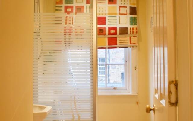 2 Bedroom Flat In Newtown, Edinburgh