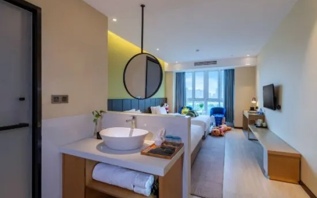 Shiyanhuang Hotel (Chongqing West Railway Station Erlang Subway Station)