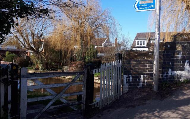 Pet Friendly - 7 Guests - Idyllic Village