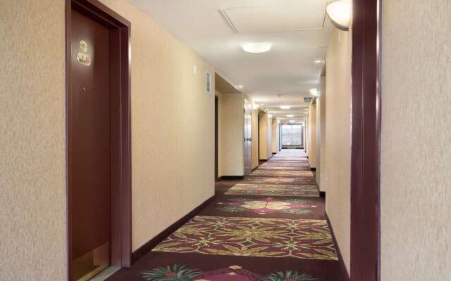 Days Inn & Suites by Wyndham Langley