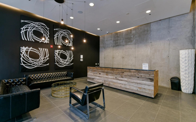 Luxury skyline condo in downtown FREE 24/7 parking