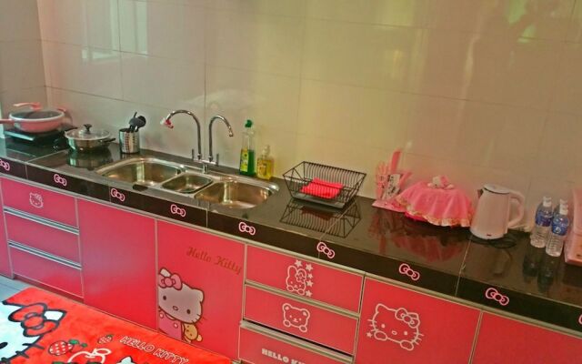 Hello Kitty Signature Suite