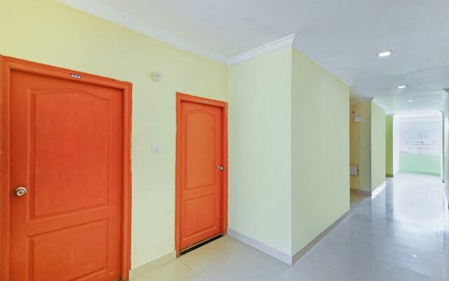 Golden Hive By OYO Rooms