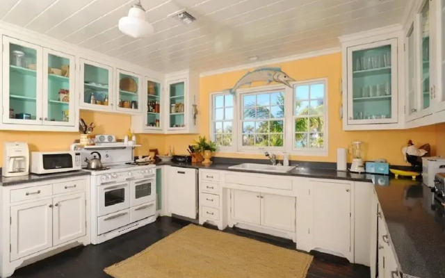 Secluded Paradise: Grand Estate With Kayaks And Snorkeling