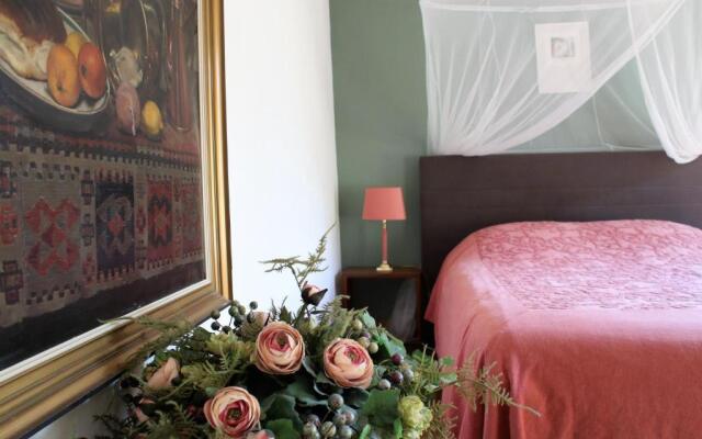 Apple Tree Cottage - discover this charming canal home in our idyllic garden
