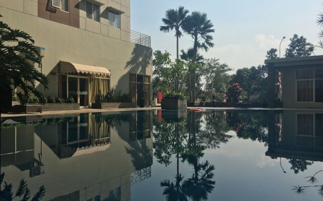 Cozy 2Br At Pinewood Apartment