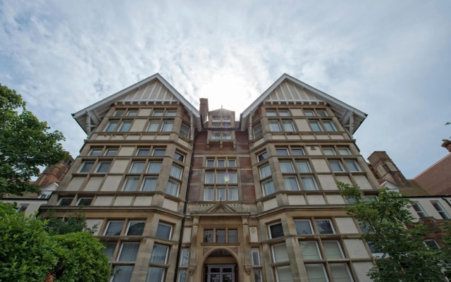 Yarrow Hotel