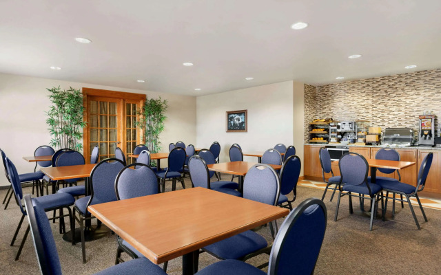 Days Inn & Suites by Wyndham Thompson