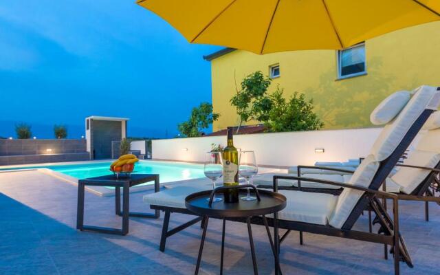 Pool Apartments Privilege