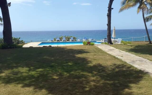 Spacious Oceanfront Villa