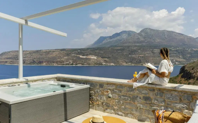 Trapela Limeni Luxury Suites