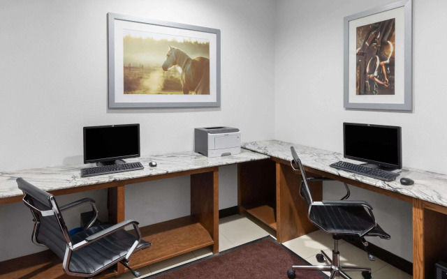 Days Inn & Suites by Wyndham Lubbock Medical Center