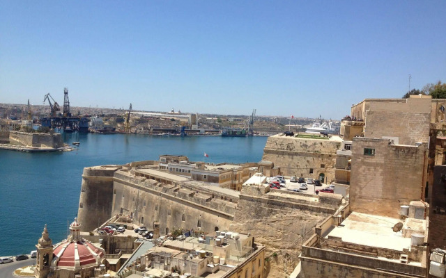 Grand Harbour Hotel
