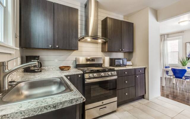 Great 6 Bedroom Peaceful Family Retreat in the University District