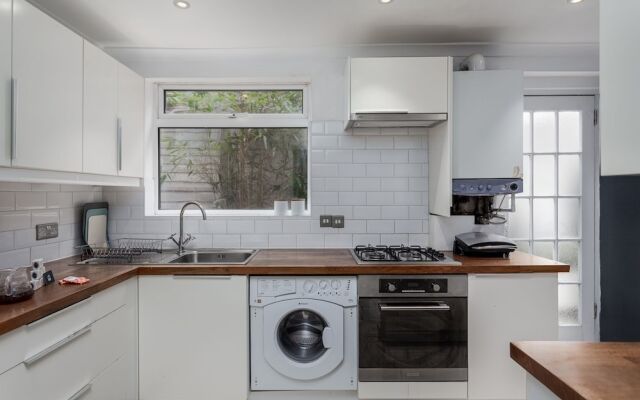 Stylish Manor Park Nest - AWX