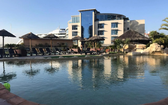 Swimming pools Apartment in Ocean Village - 2 bed 2 bath Rock view — фото 4