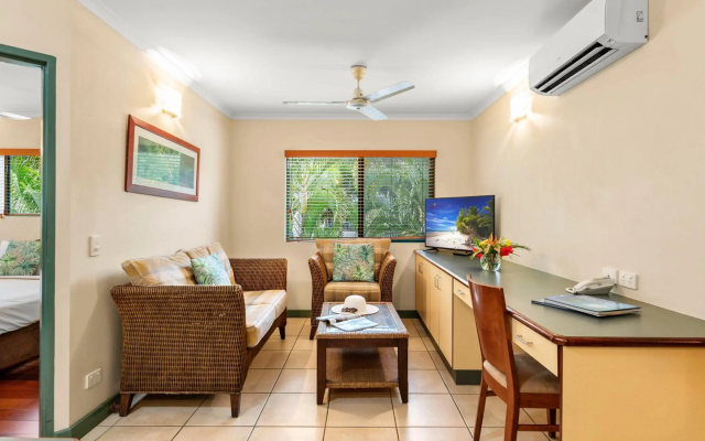 Bay Village Tropical Retreat & Apartments