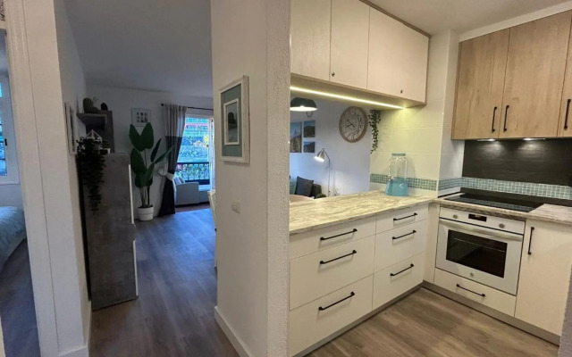 Hübsche Ferienwohnung mit 2 Schlafzimmern, Pool und WLAN, Strandnähe