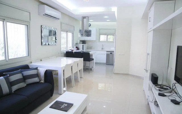 Dizengoff - Lovely family apartment 3 rooms.