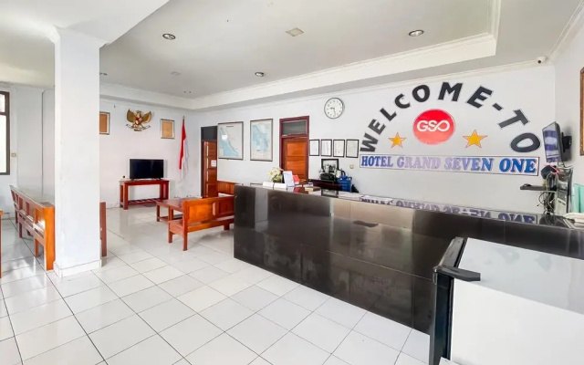 Urbanview Hotel Grand Seven One Manna