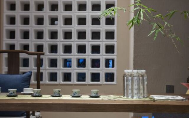 Qianna Hotel (Zhengzhou Erqi Square Dennis David City)