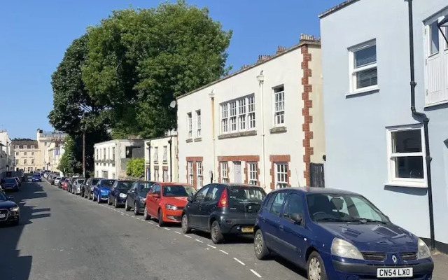 Prime Location- Detached Clifton Home With Parking