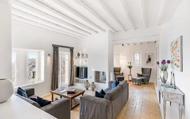 Stunning Villa Surrounded by Lush Greenery