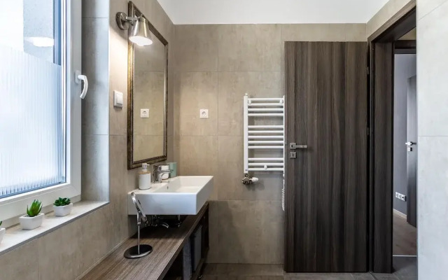 Lakefront Elegant Condo Lela