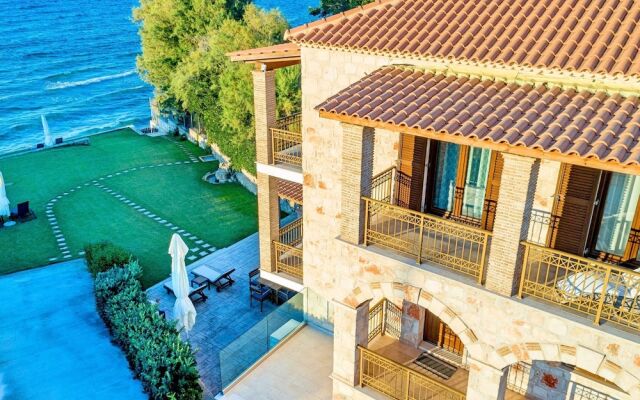 Luxurious Villa With Private Beach in Psarou Greece