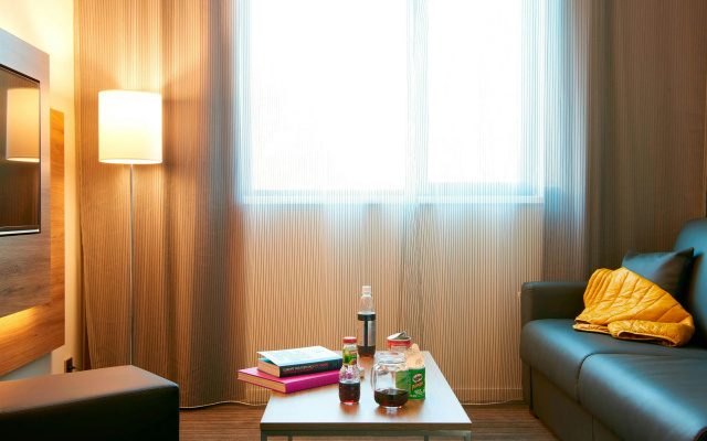 MOXY London Heathrow Airport - Image 2