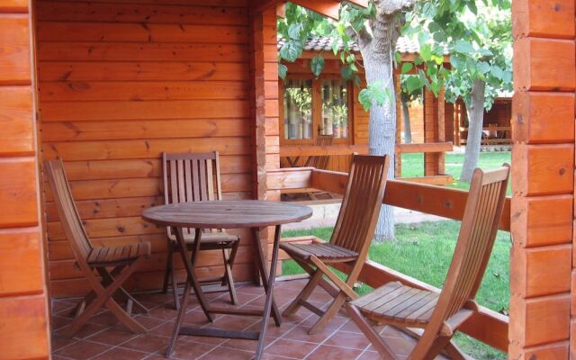 Attractive bungalow with a covered terrace, 1 km. from beach