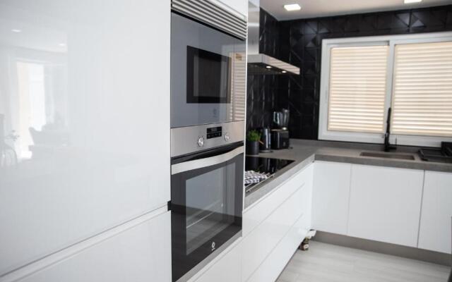 Spacious 200 sq.m. penthouse with sea view terraces